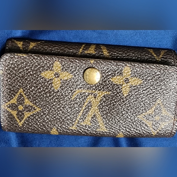 Louis Vuitton Other - Louis Vuitton monogram Keyholder